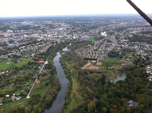 Vierzon vu d'une montgolfière où se trouvait une haga motte castrale