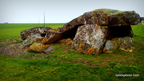 le dolmen de la pierre levée à Liniez lieu insolite le plus grand dolmen du Berry
