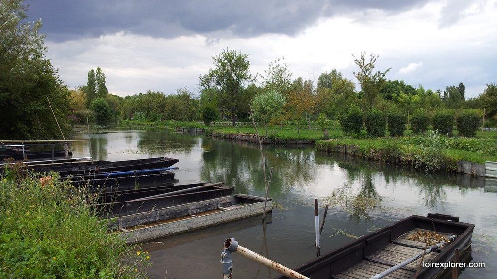 Fête des marais de Bourges visite insolite des jardins potagers en barque