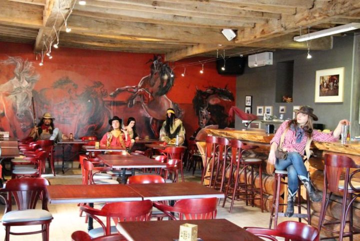 Le Saloon de l’Almeria Parc - Crédit photo © Ludovic Letot Le SLe saloon de l’Alméria Parc, parc de loisirs équestres familial et insolite en Sologne - Crédit photo © Ludovic Letot
