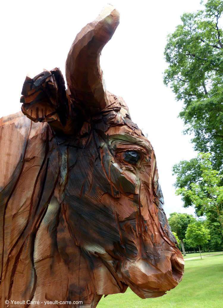 Le Taureau - sculpture de Jürgen Lingl-Rebetez - ANIMAL - Exposition de sculpture animalière monumentale contemporaine à Briare - photo copyright Yseult Carré